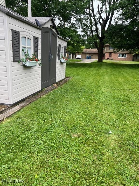 724 8th St, Struthers, OH 44471 - view of grassy yard with an outdoor structure