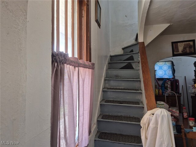 308 10th St, Wellsville, OH 43968 - view of stairway