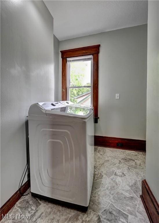 821 9th St SW, Massillon, OH 44647 - washroom featuring baseboards