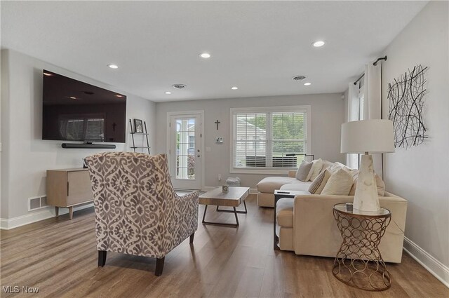 603 S Raccoon Rd Unit 13, Austintown, OH 44515 - living area featuring wood finished floors, baseboards, and recessed lighting