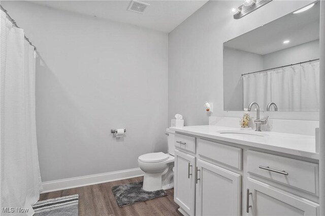 603 S Raccoon Rd Unit 13, Austintown, OH 44515 - bathroom featuring toilet, vanity, wood finished floors, baseboards, and recessed lighting