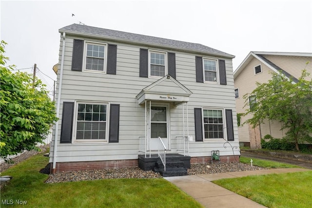 1439 12th St NW, Canton, OH 44703 - colonial house with entry steps and a front yard