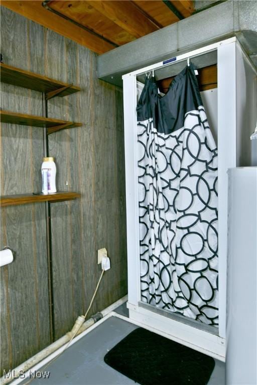 172 Camrose Dr, Niles, OH 44446 - bathroom featuring wooden walls