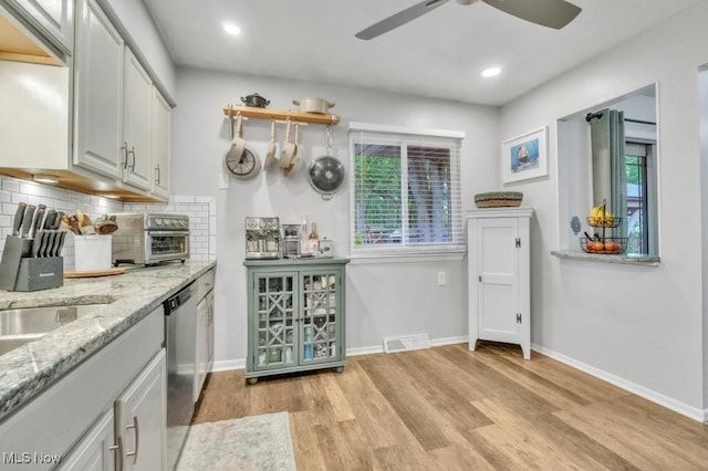 6254 Mackenzie Rd, North Olmsted, OH 44070 - kitchen with light wood-style floors, healthy amount of natural light, a ceiling fan, tasteful backsplash, and recessed lighting