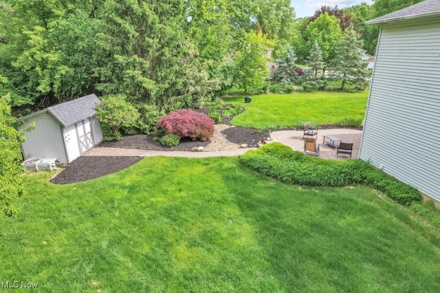 4700 Washington Ave, Lorain, OH 44052 - view of grassy yard with a detached garage