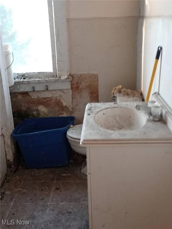 424 Elm St, Martins Ferry, OH 43935 - half bath featuring vanity and toilet