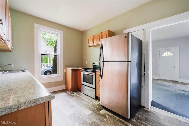 492 W Pershing St, Salem, OH 44460 - kitchen featuring stainless steel appliances, a sink, light wood-style floors, light countertops, and baseboards