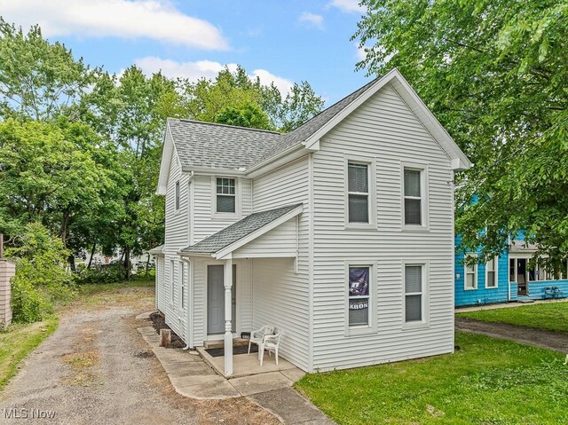 319 Sterling Ct, Akron, OH 44304 - traditional-style house with a shingled roof, a front yard, and dirt driveway