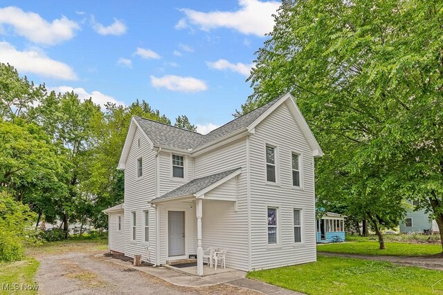 319 Sterling Ct, Akron, OH 44304 - traditional-style home featuring a front lawn and a shingled roof