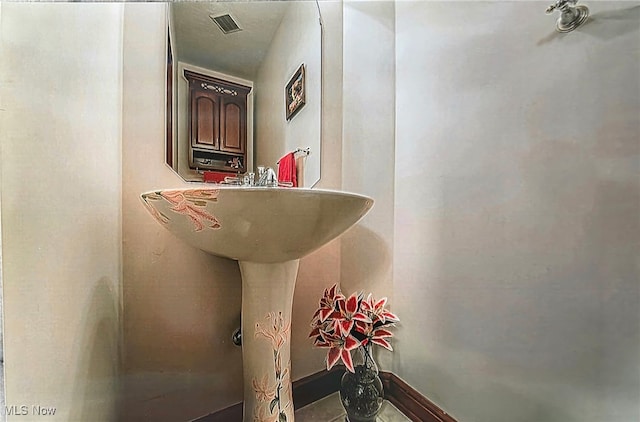 6419 S Rim Cir, Valley City, OH 44280 - bathroom view