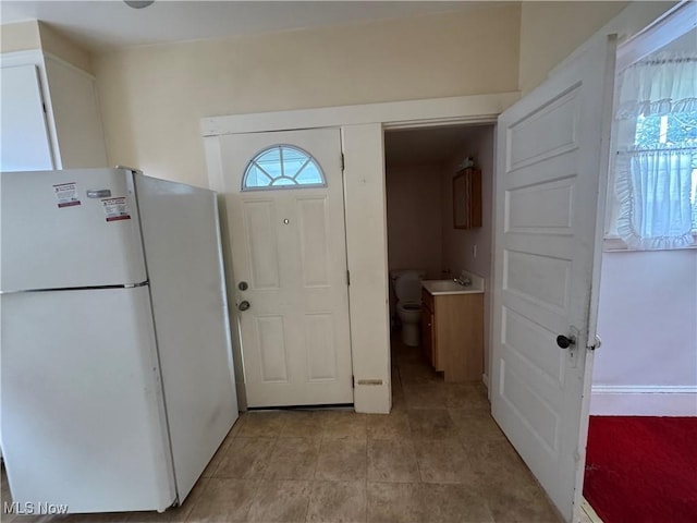 1733 E 47th St, Ashtabula, OH 44004 - foyer entrance featuring light tile patterned flooring