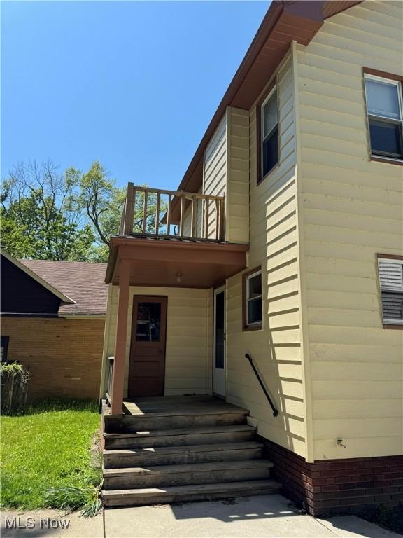 28100 Gilchrist Dr, Euclid, OH 44132 - property entrance featuring a balcony and a porch