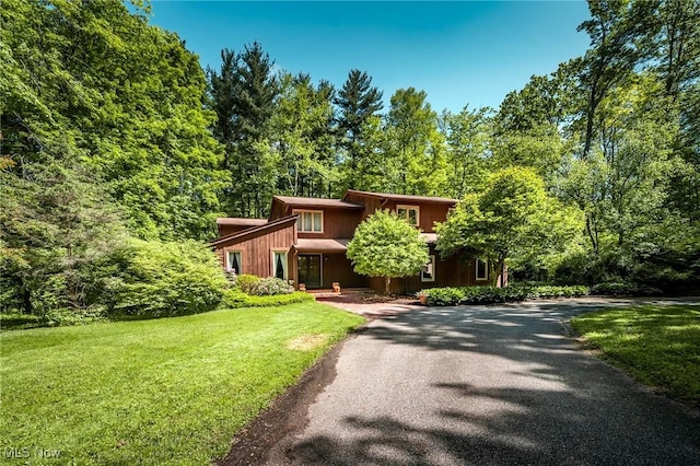 10576 Hemlock Ridge Dr, Chardon, OH 44024 - view of front of home with driveway and a front yard