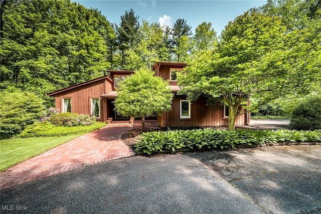 10576 Hemlock Ridge Dr, Chardon, OH 44024 - view of front facade