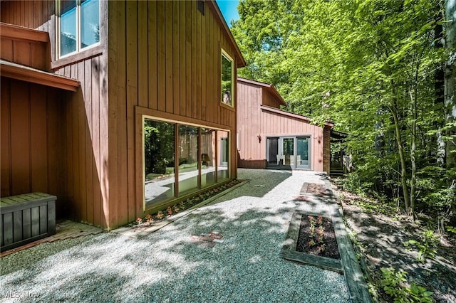10576 Hemlock Ridge Dr, Chardon, OH 44024 - back of property with a patio