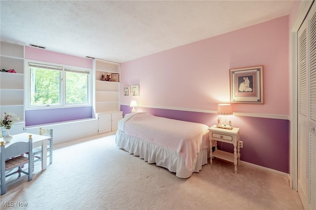 10576 Hemlock Ridge Dr, Chardon, OH 44024 - bedroom featuring carpet floors, a closet, and baseboards