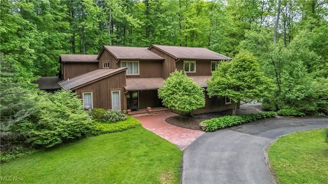 10576 Hemlock Ridge Dr, Chardon, OH 44024 - view of front facade featuring a porch, a front yard, and a forest view