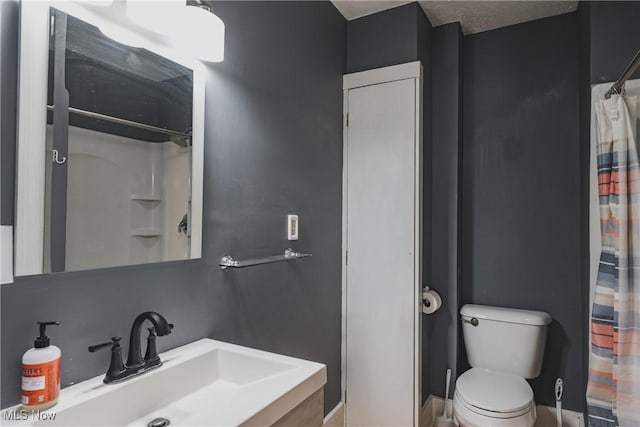 full bath with toilet, curtained shower, and vanity