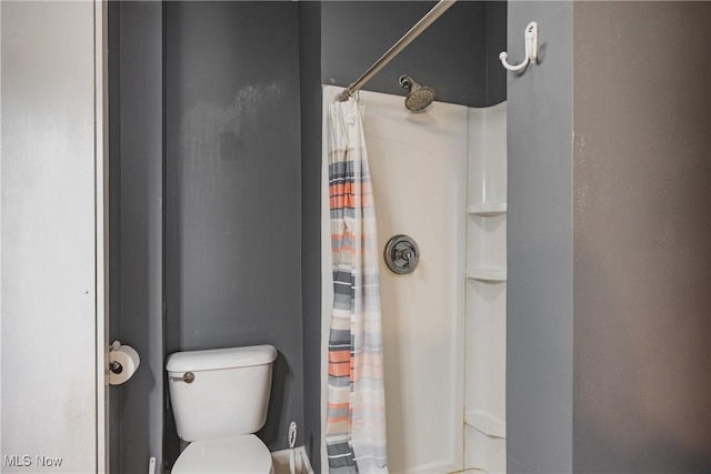 full bath featuring curtained shower and toilet