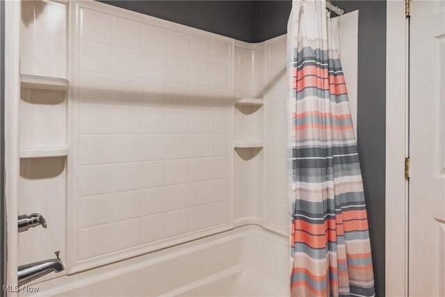 bathroom with shower / tub combo