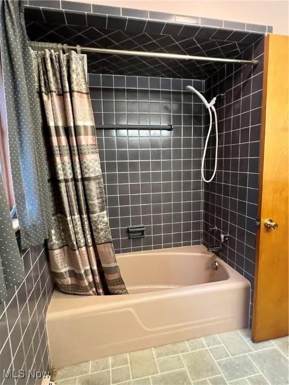 213 Kenmore Ave SE, Warren, OH 44483 - full bath featuring shower / tub combo with curtain