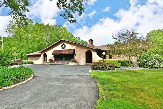 2942 Barclay Messerly Rd, Southington, OH 44470 - ranch-style home with a chimney, a front lawn, and stucco siding