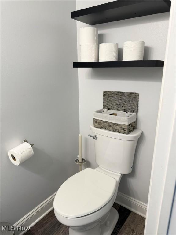 73 Falls River Dr Unit 6, Munroe Falls, OH 44262 - bathroom featuring baseboards, wood finished floors, and toilet
