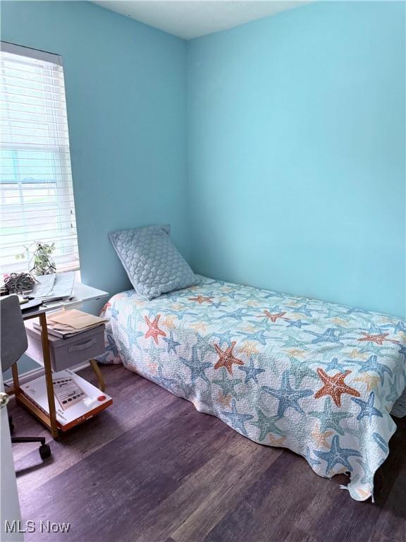 73 Falls River Dr Unit 6, Munroe Falls, OH 44262 - bedroom featuring wood finished floors and a desk