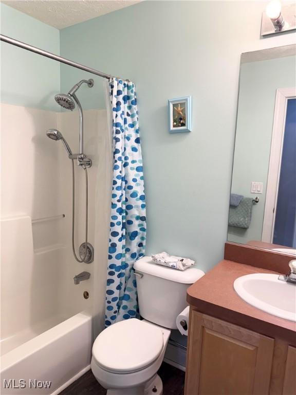 73 Falls River Dr Unit 6, Munroe Falls, OH 44262 - full bath featuring toilet, vanity, and shower / bath combo with shower curtain