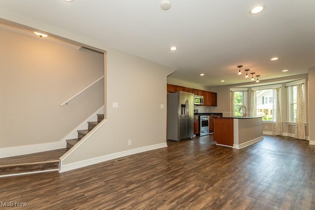 8526 Hoyt Ct, Mentor, OH 44060 - kitchen featuring stainless steel appliances, recessed lighting, baseboards, dark wood finished floors, and a center island with sink