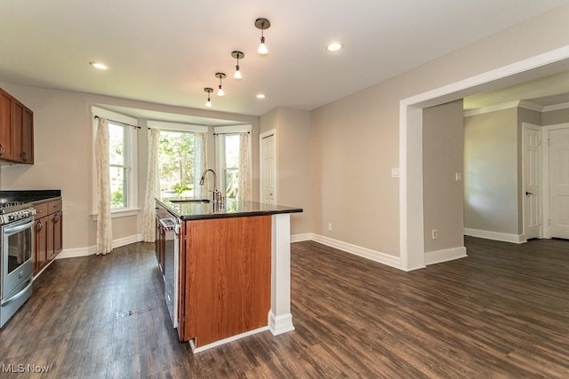 8526 Hoyt Ct, Mentor, OH 44060 - kitchen featuring a sink, dark countertops, stainless steel appliances, dark wood-style flooring, and baseboards