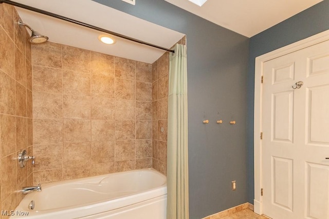 8526 Hoyt Ct, Mentor, OH 44060 - full bath featuring shower / bathtub combination with curtain and baseboards