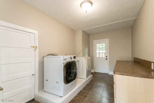 8526 Hoyt Ct, Mentor, OH 44060 - laundry room featuring washing machine and dryer, a textured ceiling, dark tile patterned flooring, and baseboards