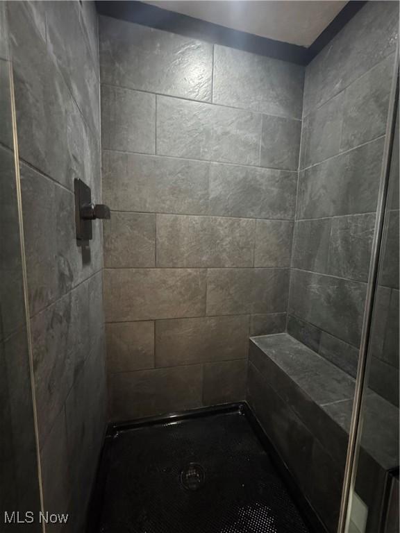 1267 Worton Blvd, Mayfield Heights, OH 44124 - bathroom featuring tiled shower
