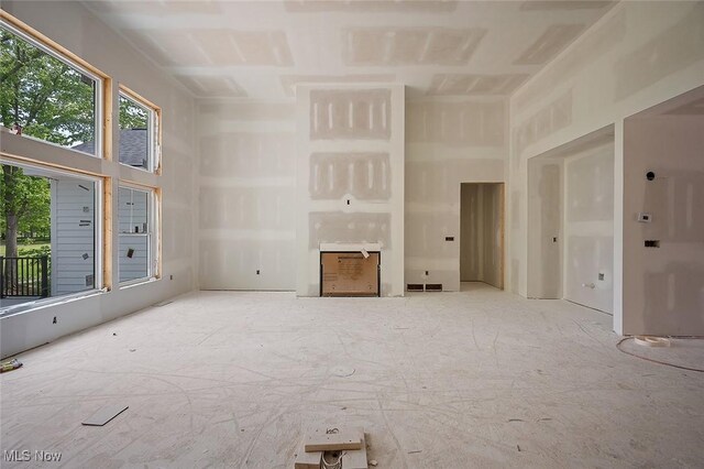 810 Club Dr W, Aurora, OH 44202 - view of unfurnished living room