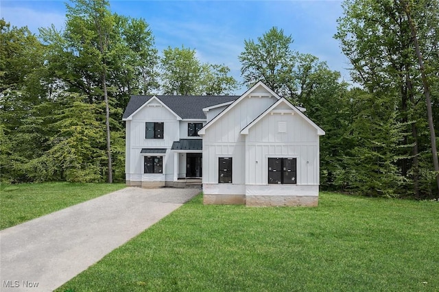 810 Club Dr W, Aurora, OH 44202 - modern farmhouse with board and batten siding, a front lawn, a shingled roof, and a balcony