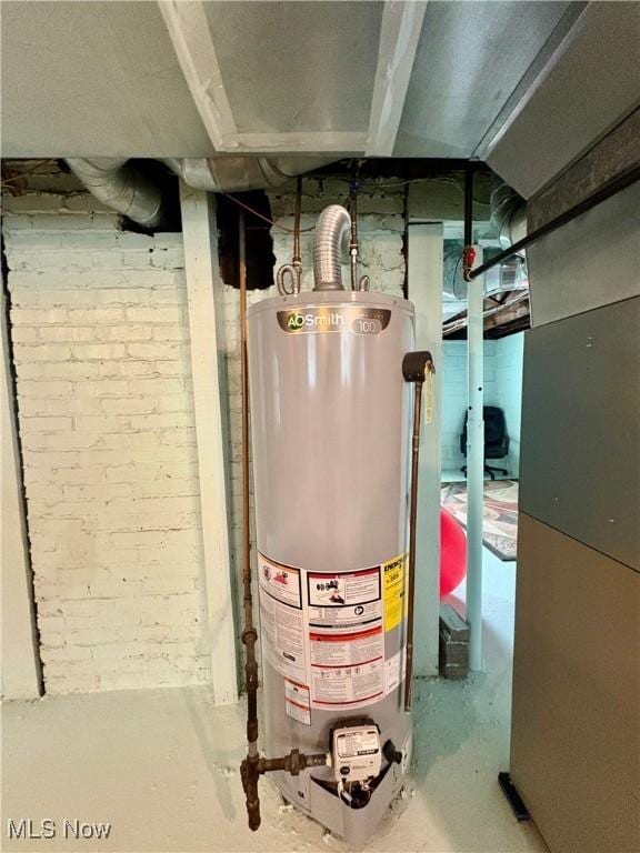 9 Poplar St, Bridgeport, OH 43912 - utility room featuring gas water heater