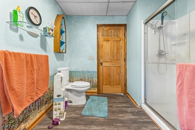 5869 Beechwood Ave, Alliance, OH 44601 - bathroom featuring toilet, a stall shower, wood finished floors, and a drop ceiling