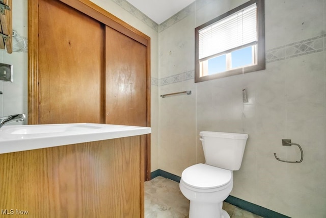1586 E 86th St, Cleveland, OH 44106 - half bath featuring toilet and vanity