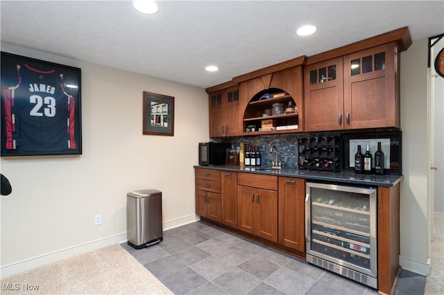 6047 Meadow Lake Dr, Medina, OH 44256 - indoor wet bar featuring wine cooler, backsplash, baseboards, recessed lighting, and light tile patterned floors
