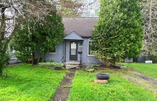 702 Hall St NW, Warren, OH 44483 - view of front of house with roof with shingles and a front lawn