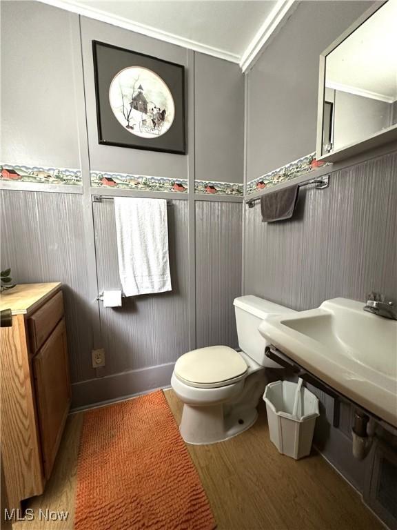 611 Forest St NE, Warren, OH 44483 - half bathroom featuring wood finished floors, toilet, and a wainscoted wall