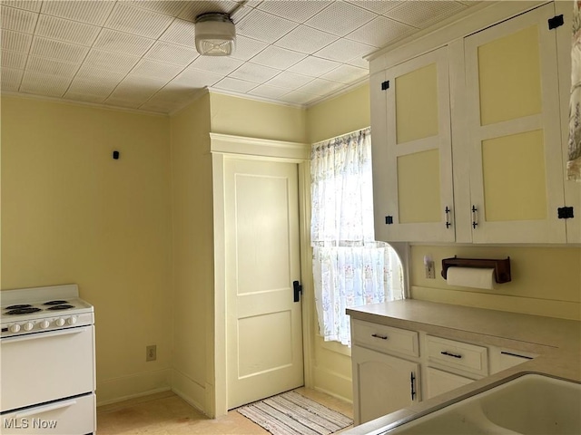 611 Forest St NE, Warren, OH 44483 - kitchen featuring electric stove, light countertops, and ornamental molding