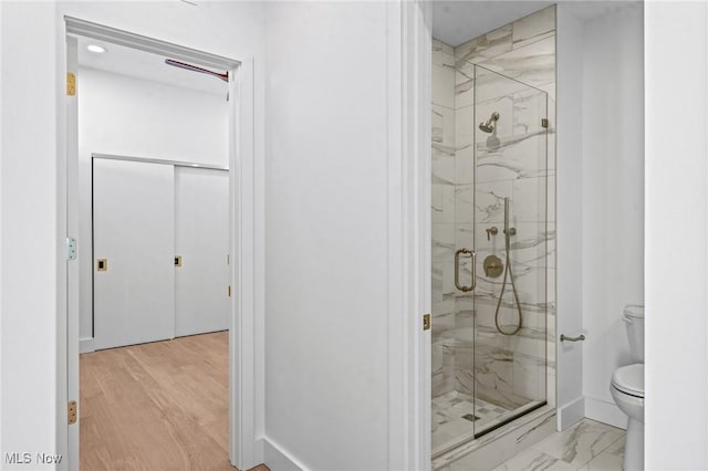 629 Euclid Ave Unit 1510, Cleveland, OH 44114 - bathroom featuring toilet, a marble finish shower, and baseboards