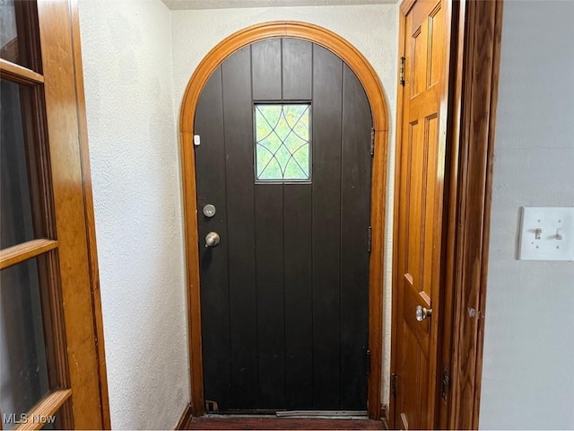22561 Chardon Rd, Euclid, OH 44117 - entrance foyer featuring arched walkways and a textured wall