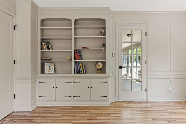 21262 S Woodland Rd, Shaker Heights, OH 44122 - detailed view of wood finished floors and built in features