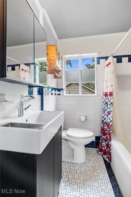 6123 Wilson Mills Rd, Highland Heights, OH 44143 - full bath featuring tile walls, toilet, vanity, and shower / tub combo