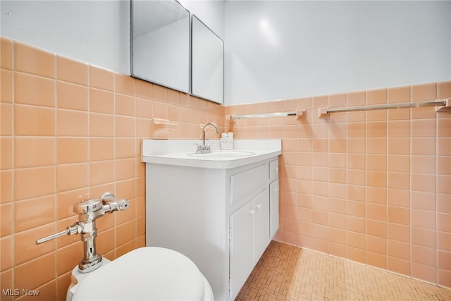 13800 Fairhill Rd Unit 418, Shaker Heights, OH 44120 - bathroom featuring tile walls, vanity, toilet, and a wainscoted wall