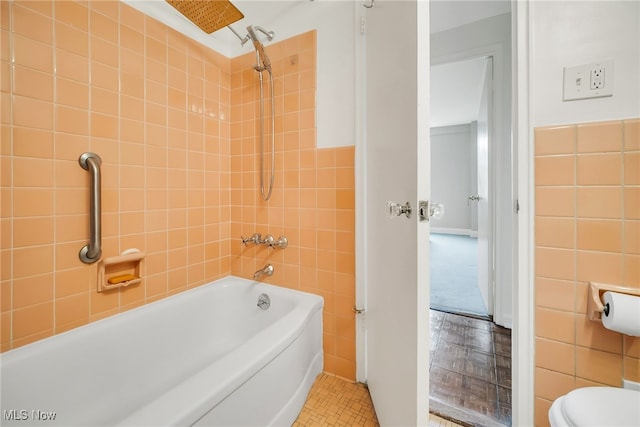 13800 Fairhill Rd Unit 418, Shaker Heights, OH 44120 - bathroom featuring tile walls, bathing tub / shower combination, toilet, and tile patterned floors