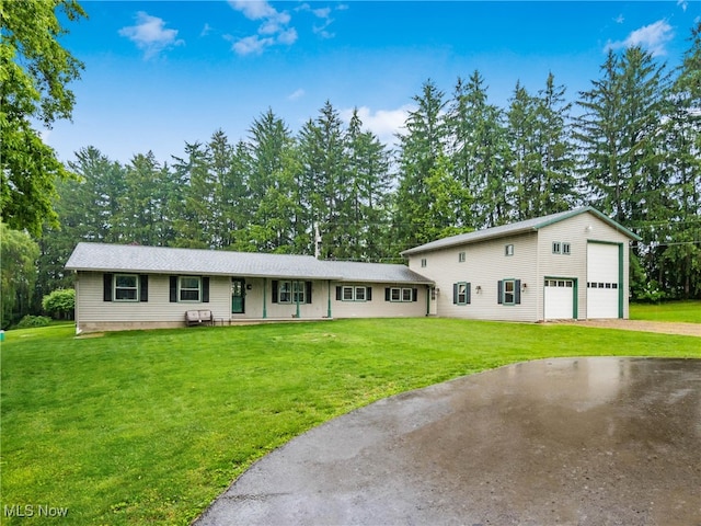 1570 Nob Hill Rd, Zanesville, OH 43701 - view of front of house with a detached garage, a front yard, and driveway